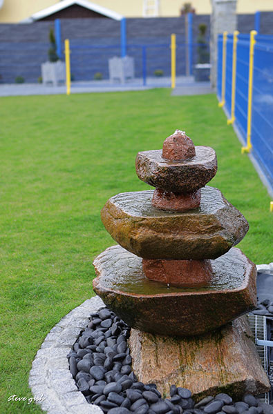 plac szkoleniowy z kamienną fontanna