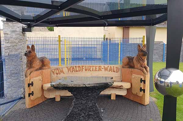 rzeźbiona ławka z psami